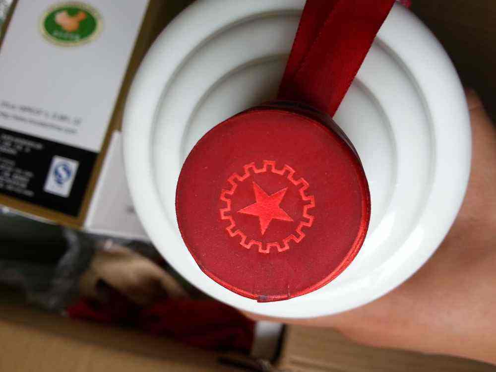 茅台厂员工告诉你:买茅台,先看瓶盖,牢记这4点,假酒露出马脚