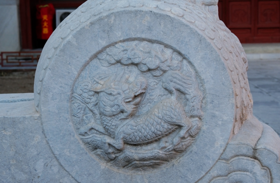 位于柳荫街的涛贝勒府内一对精美的滚墩石