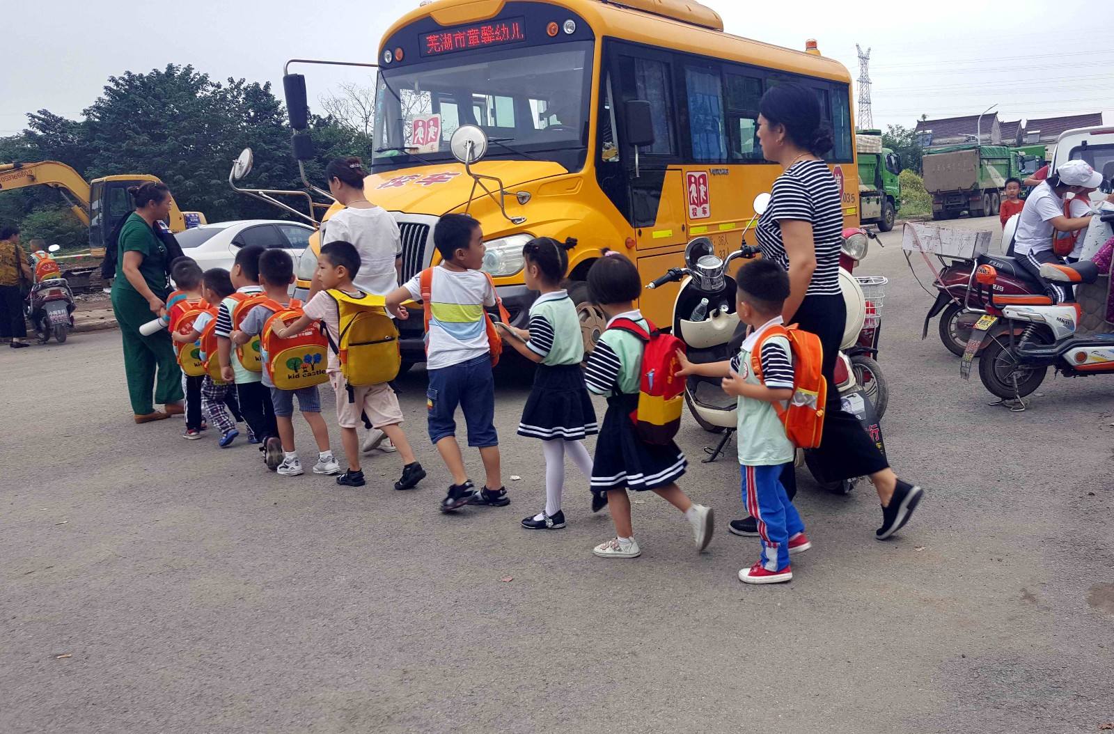 幼儿园放学后,问娃问题有讲究,问错毁一天,问对了受用一生