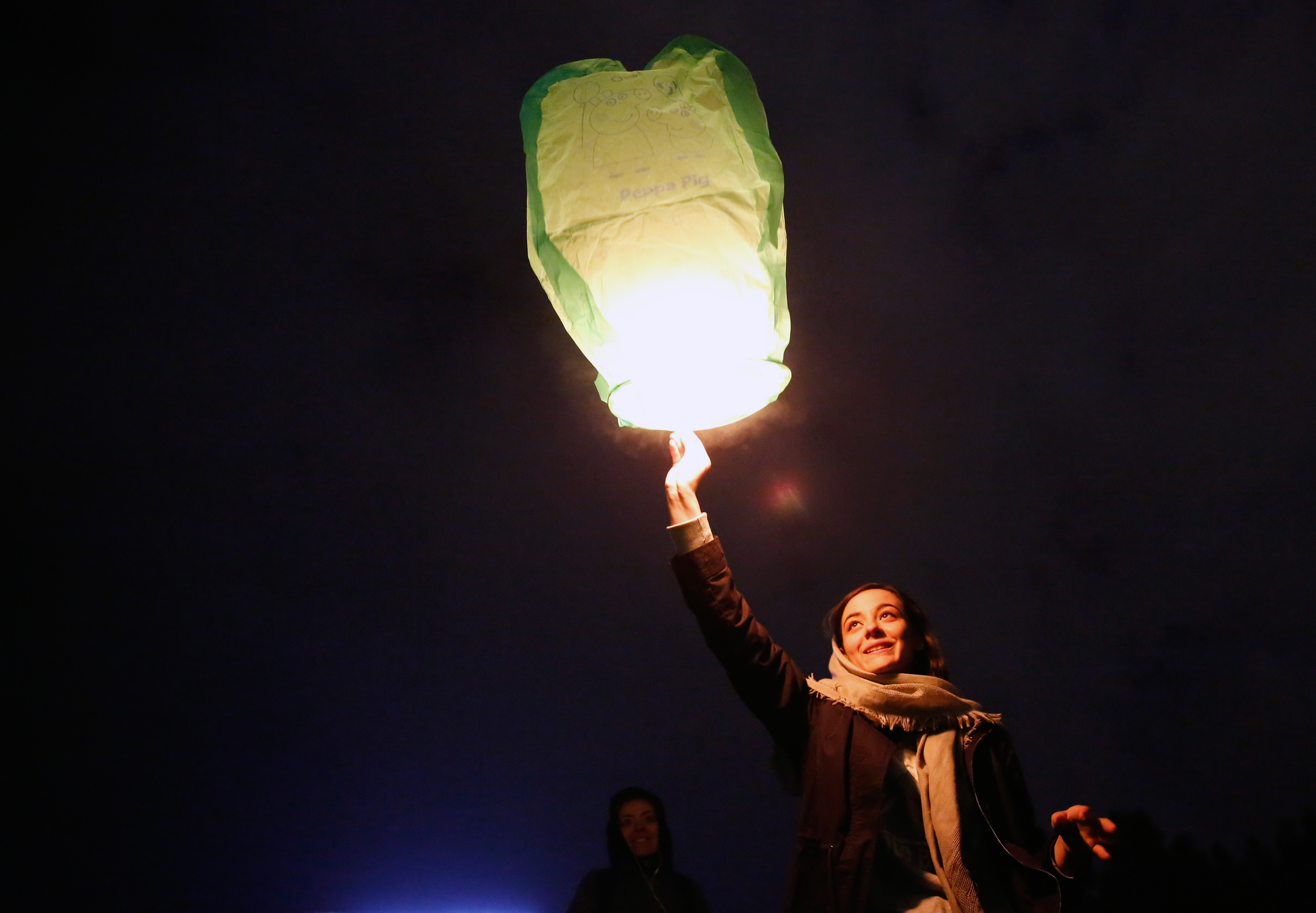 伊朗迎接传统波斯新年 民众放孔明灯跳"祝火"辞旧迎春天