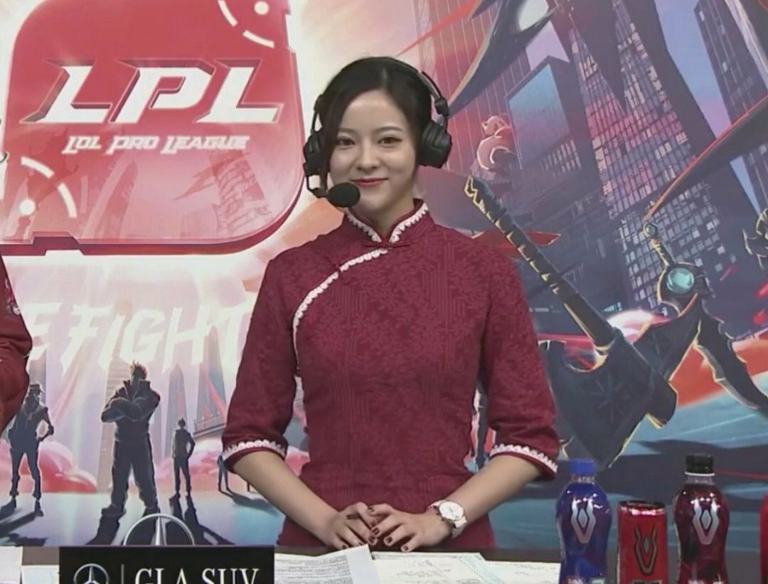 lol:女解说kris火了,因为一句话被封"一笔姐",王多多也来调侃