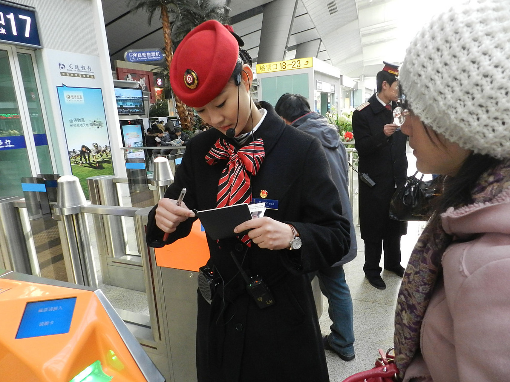 我家一个亲戚是铁路车站的检票员,她说疫情期间,乘客少,很清闲,即使