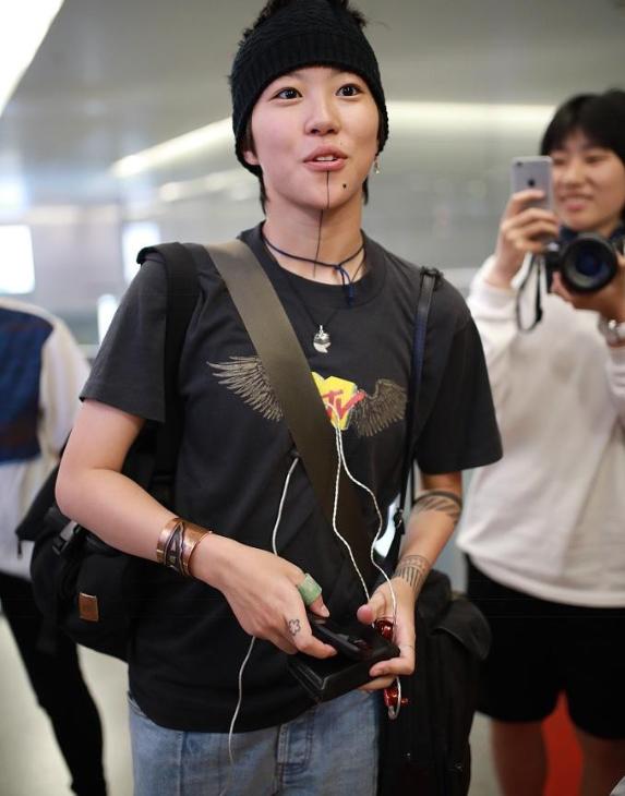 窦靖童一身中性装扮引围观,男人味十足被批丑,李嫣比她女神多了