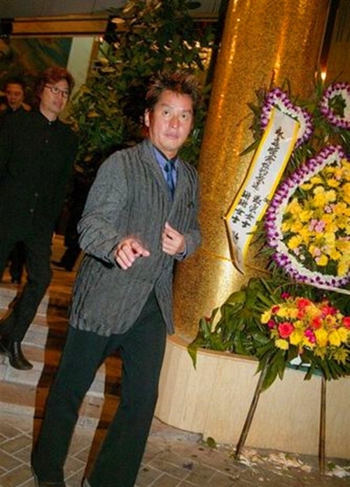 回顾香港歌王罗文的葬礼,谭咏麟神情沮丧,张学友黄霑为他抬灵柩