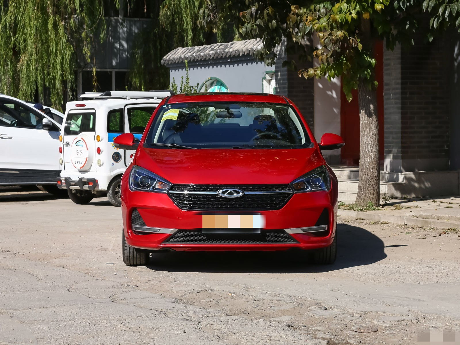 奇瑞艾瑞泽ex的品鉴与图解 这款车的整体外观很大气,车身的线条很硬朗