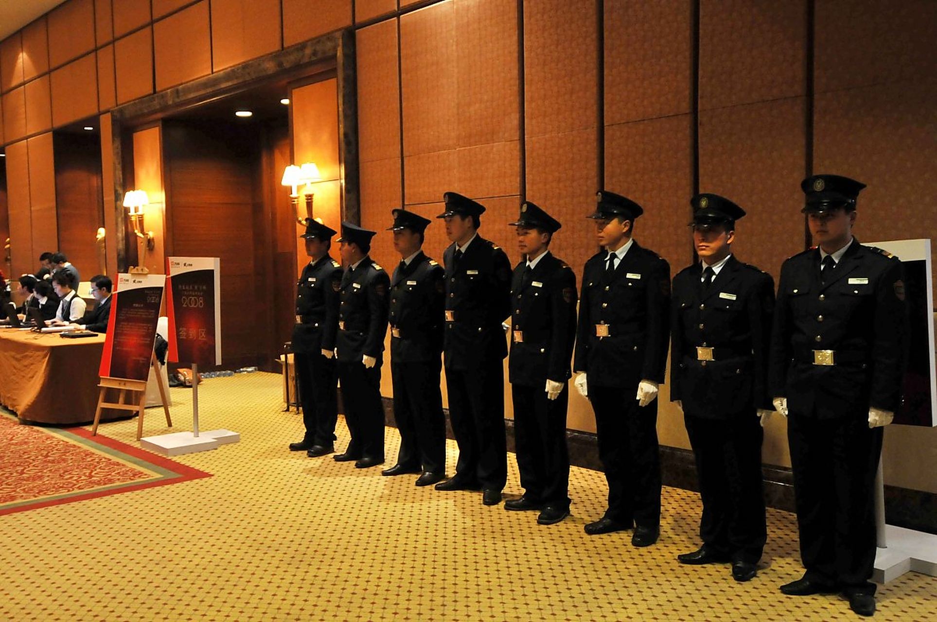 【酒店保安遭顾客投诉后被开除,法院判决:公道自在人心】 故事的主角