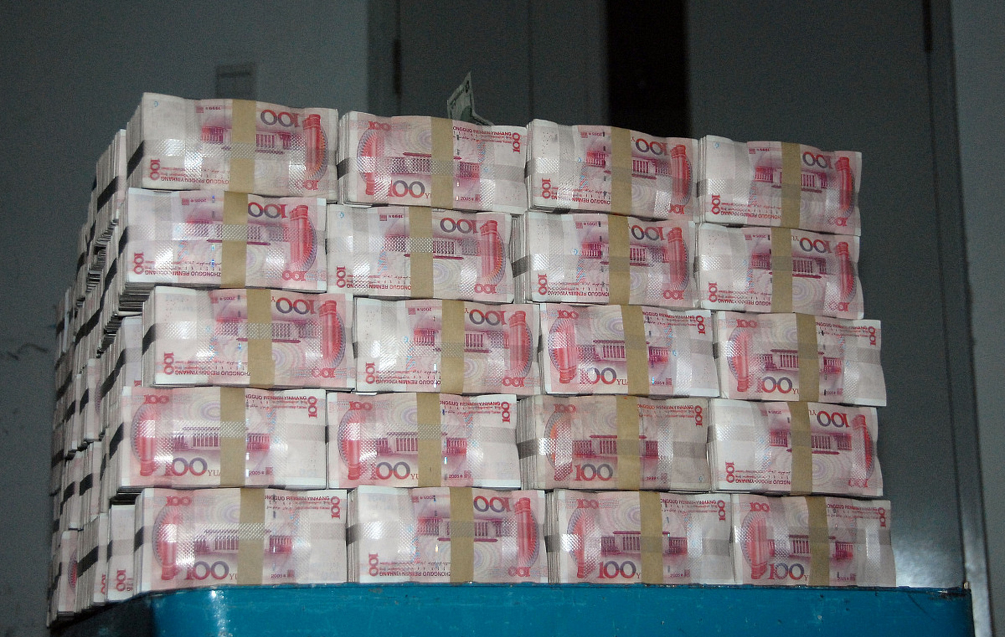 近期网上报道"河南一企业年终奖堆成钱山",小编觉得,在矿山上班,就是