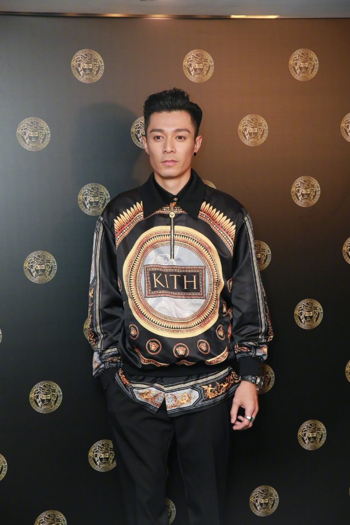 周柏豪亮相又帅了,穿复古的上衣贵气十足,但还是炫酷鞋子最抢镜