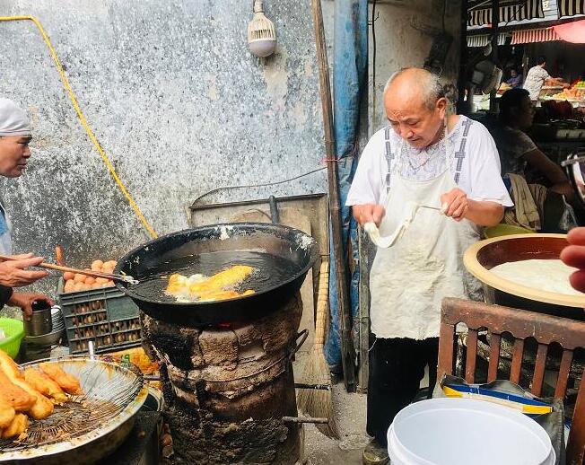 七旬老汉炸油条三十年,一根价格顶别人三根,每天早上摊前挤满人