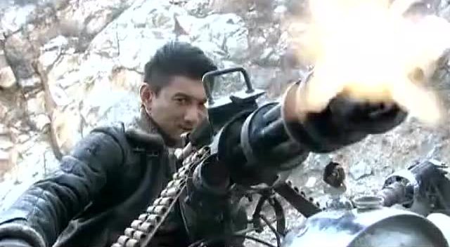 抗日剧中战士用身体做枪架,在现实中可行吗?解析:不是神剧