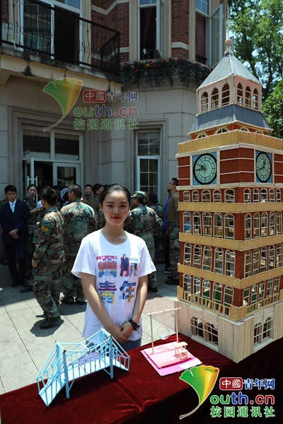 好看还环保!大学生捡2万根一次性筷子做成学校"钟楼"模型