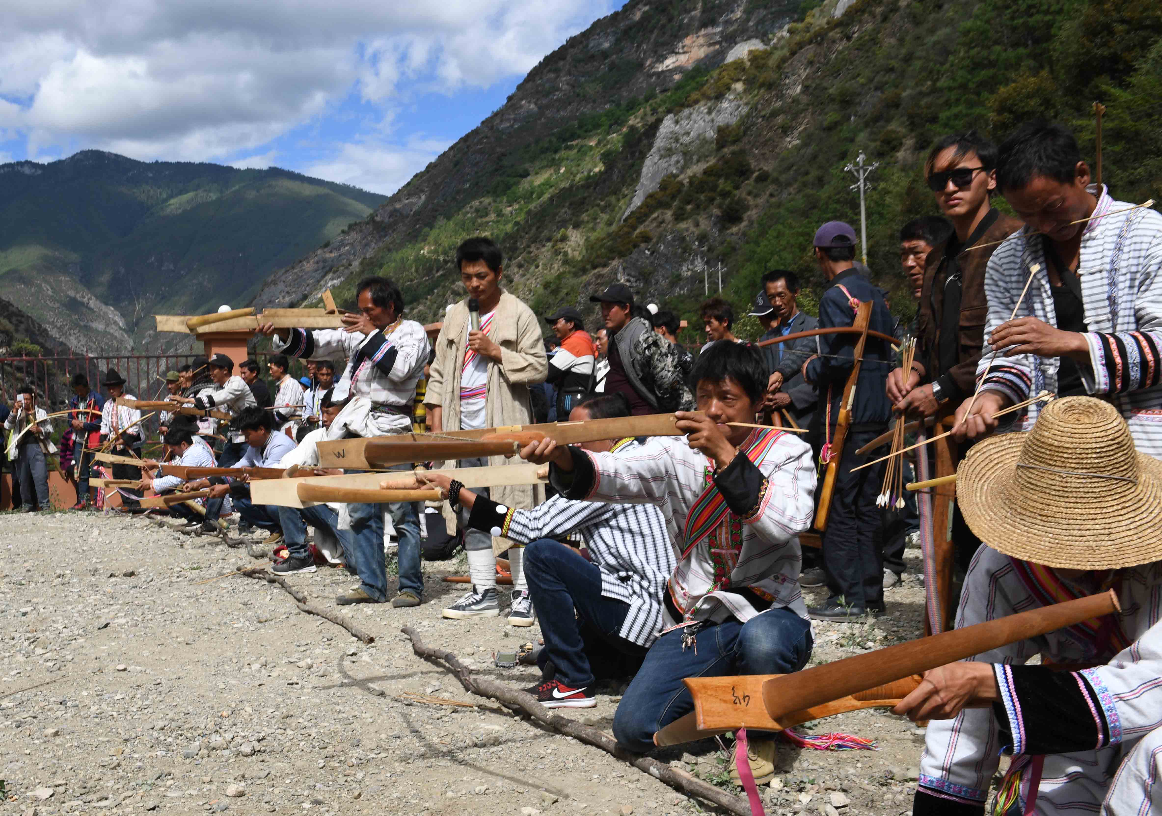 民族体育——傈僳族群众举行射弩比赛(3)
