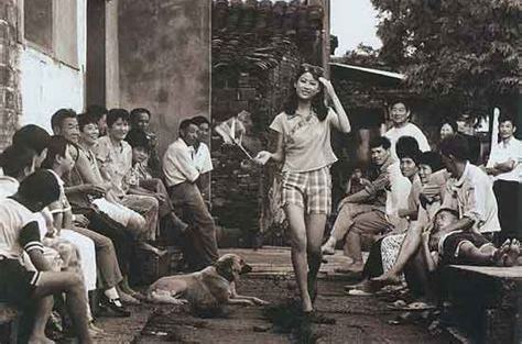 八十年代老北京照片,年代感知足,图五是在跳舞?