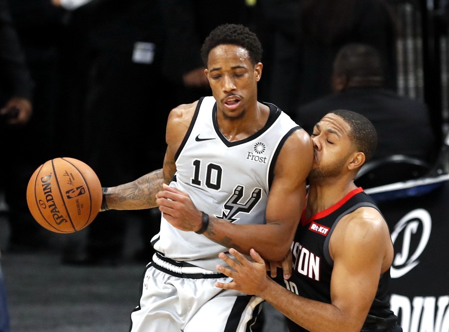 无控卫软肋暴露！马刺借篮筐意外打乱节奏，锁死KD掌控战局