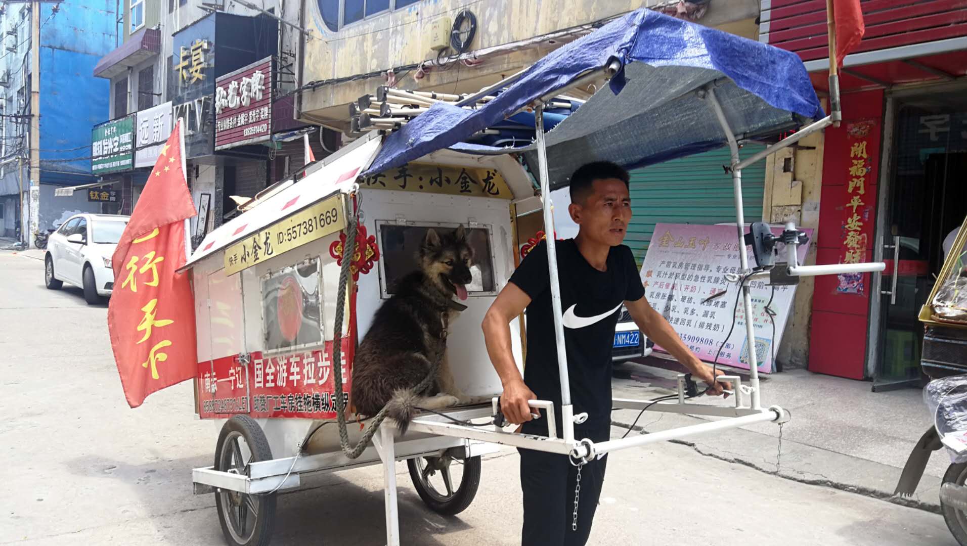 7月25日,一中年男子徒步拉车历经95天,来到了山西省运城市盐湖区,这名