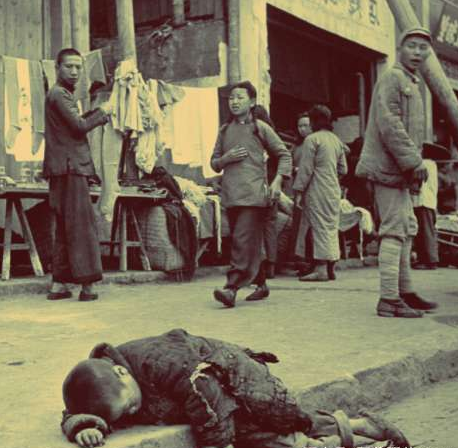 解放前老照片!富贵与贫穷对比太鲜明,没有童年的孩子令人怜惜!