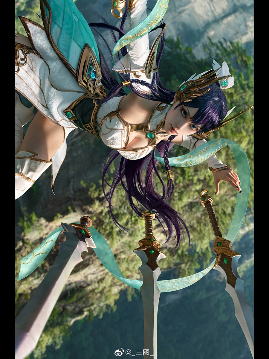 美女cos英雄联盟玉剑传说刀妹,皮肤真白