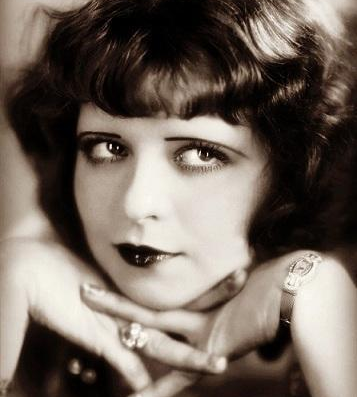 墨索里尼最爱的女人,尸体倒吊时完全走光,一人见后做了一个动作