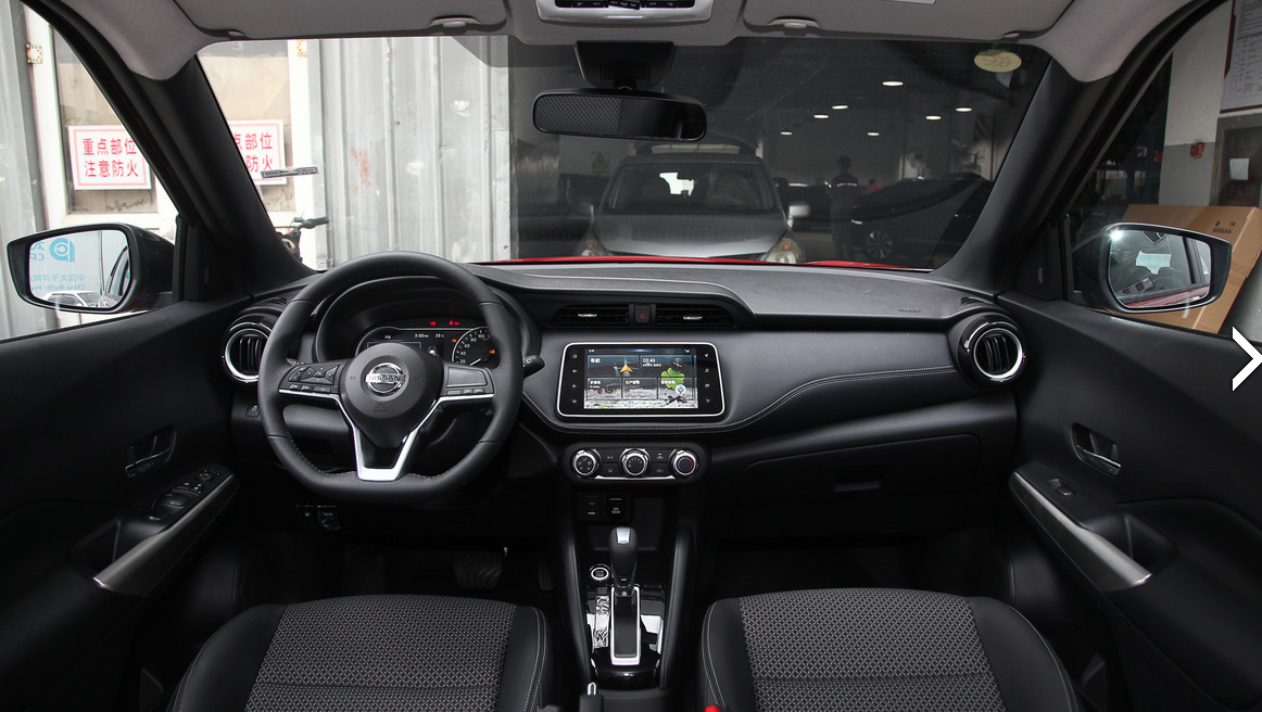 内饰设计的非常好,最喜欢的是档把,软质塑料太多,唯一的缺点就是扶手