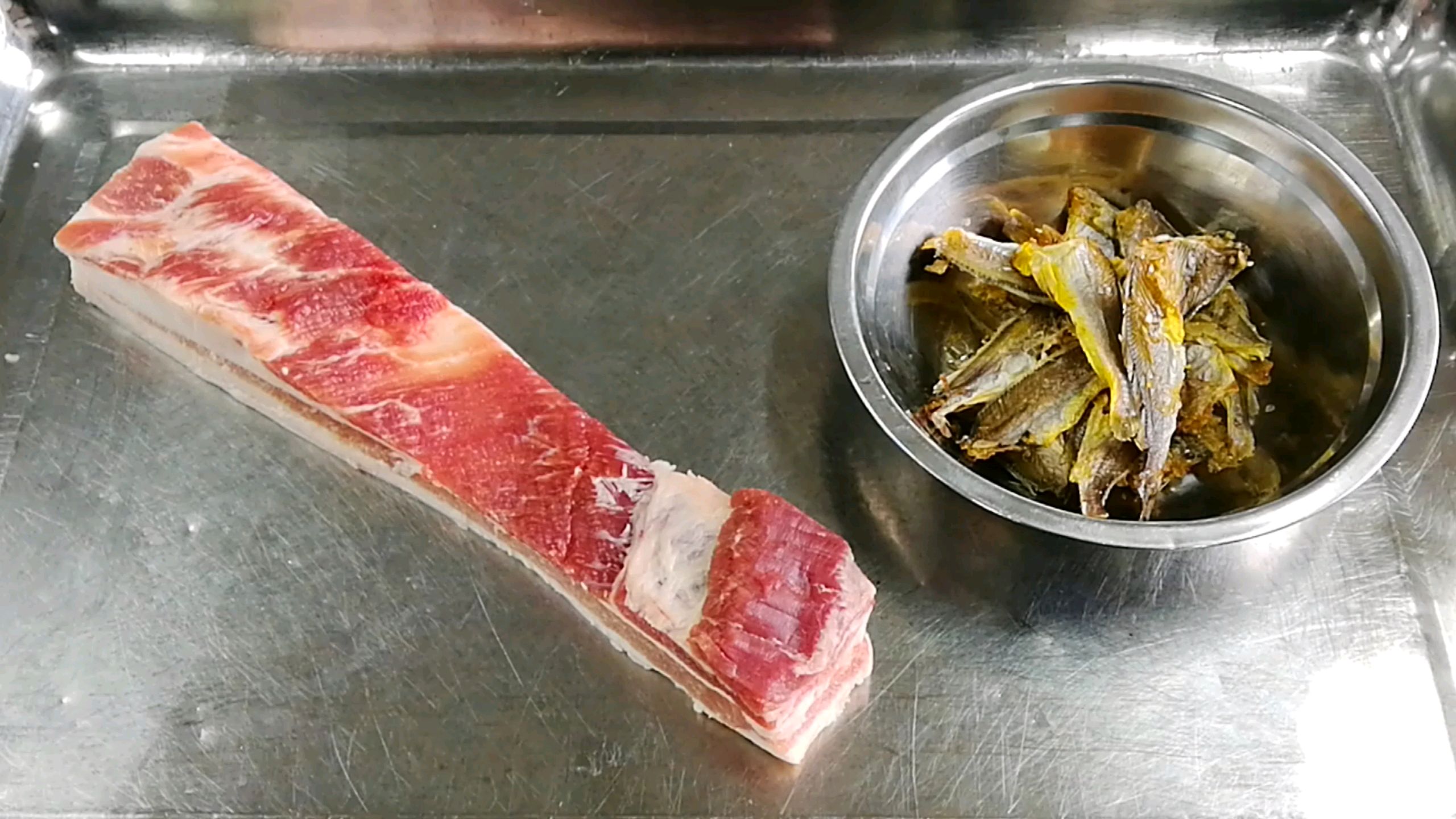 过年了,大厨上了一道硬菜,黄鱼鲞与五花肉搭配,唇齿留香鲜掉牙