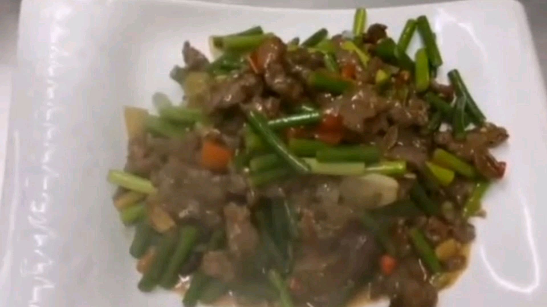 牛肉和蒜苔这样炒,简单快手又下饭,牛肉嫩嫩的,一点也不老