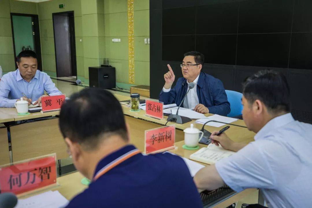 区委书记张占林主持召开东胜区"三大攻坚战"调度会