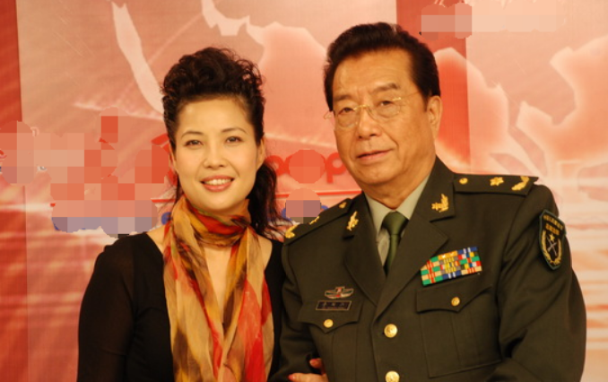 李双江夫妇婚礼献唱,53岁梦鸽声音甜美,80岁李双江唱跑调