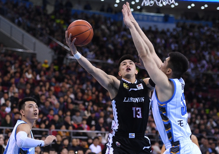 辽宁队球员郭艾伦(中)在比赛中突破上篮.新华社记者张晨霖摄