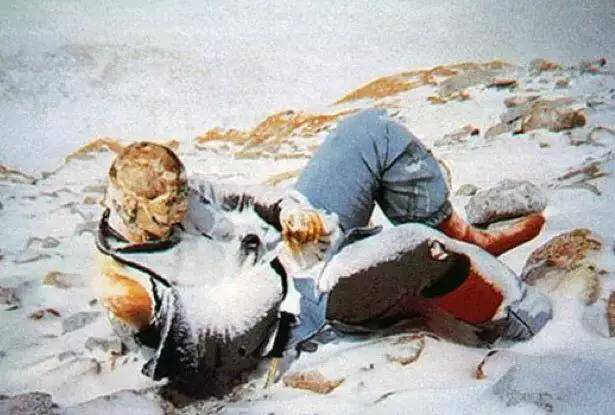 珠峰上的马洛里残骸图片