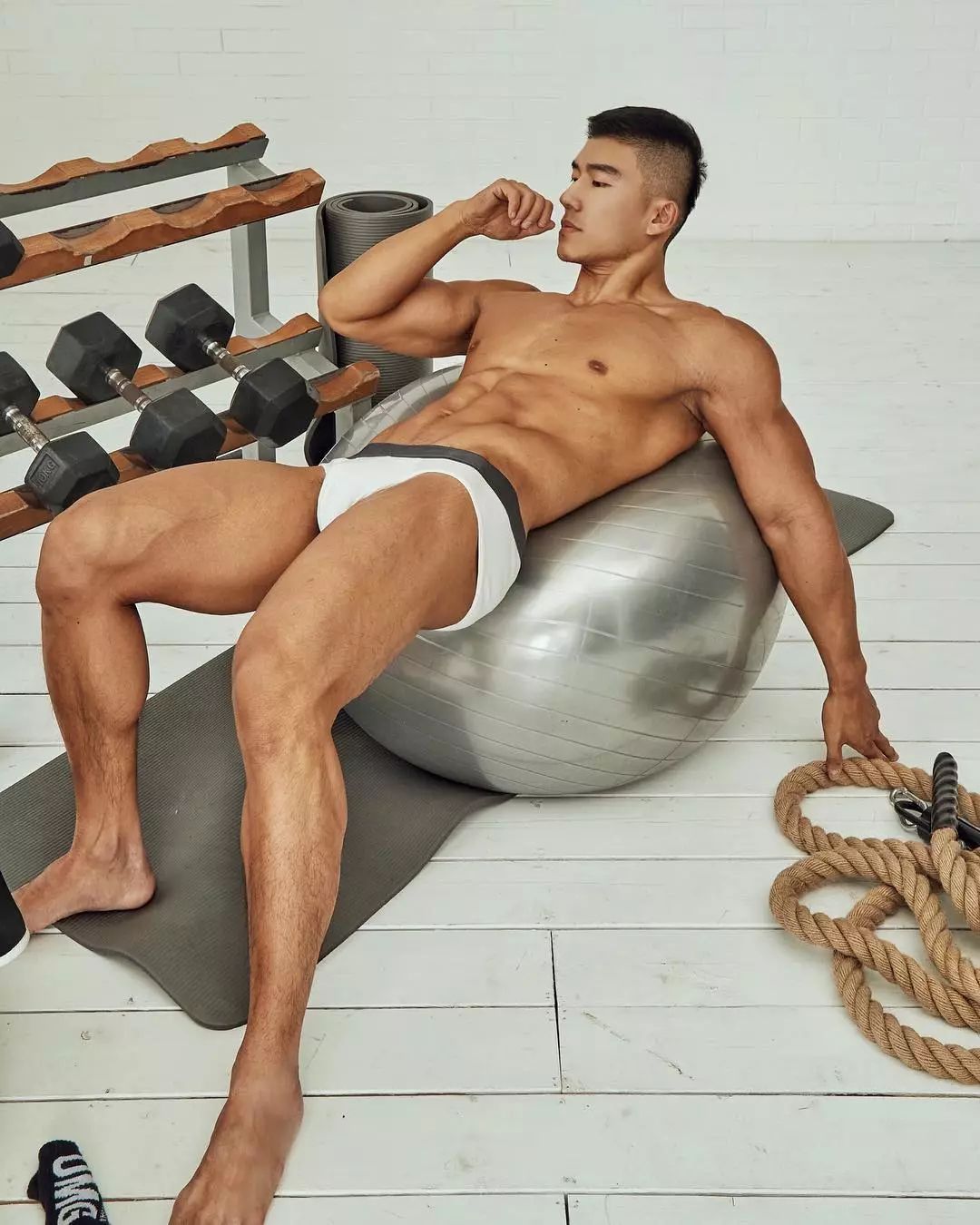 樊野新宠?20岁美籍华人靠樊野大腿风情万种