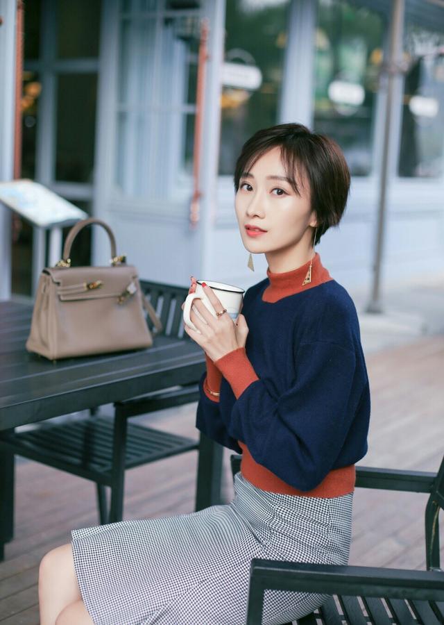 在《一起来看流星雨》之后就没怎么听到她的消息,肖