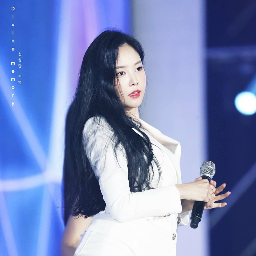 韩国女团孙娜恩舞台造型引网友赞叹:不管整没整,身材棒就好