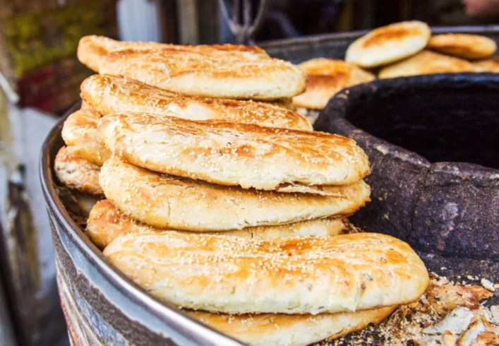 街边小夫妻卖烧饼,价格忽高忽低,但是买的人天天排长队