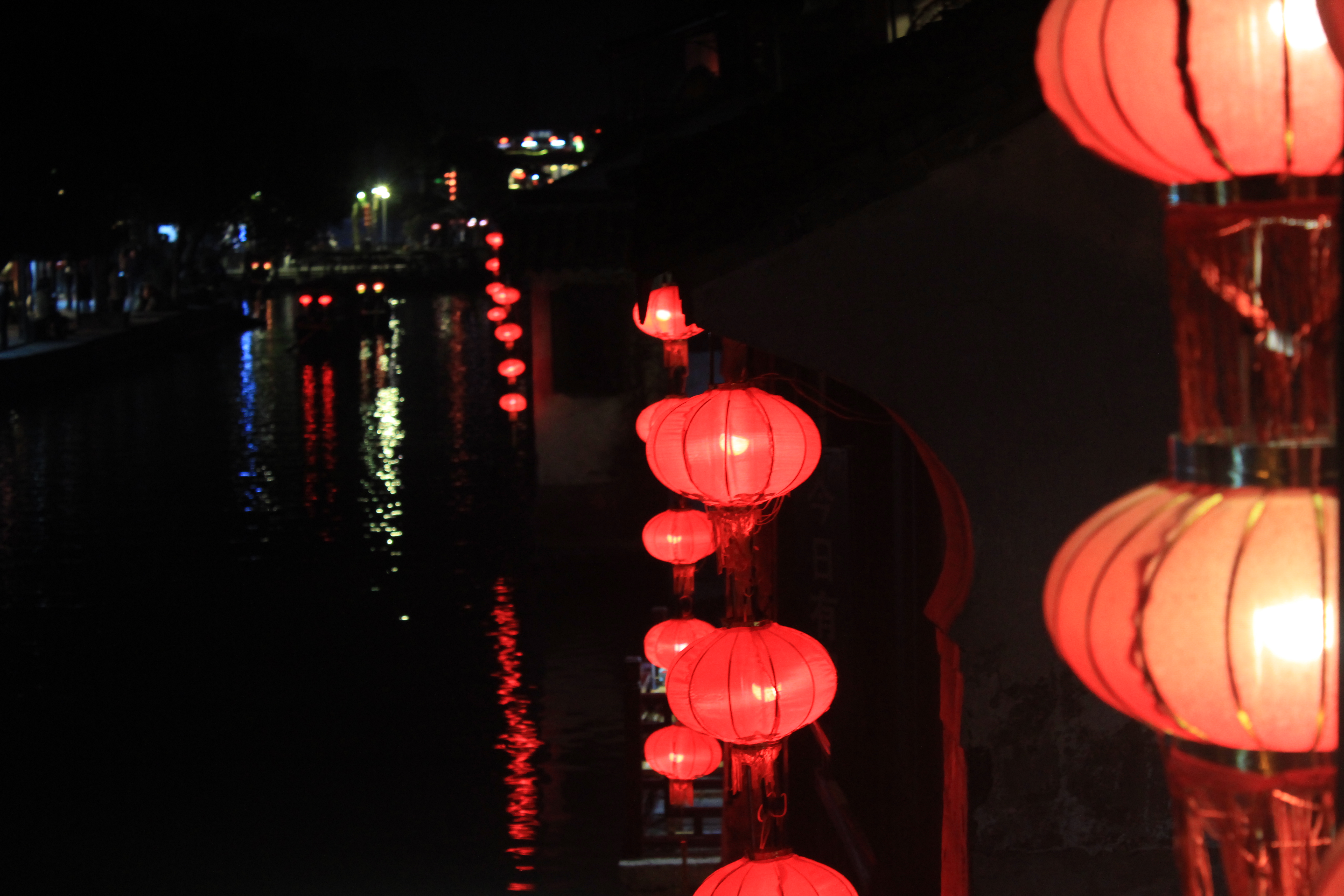 晚上的西塘古风更盛