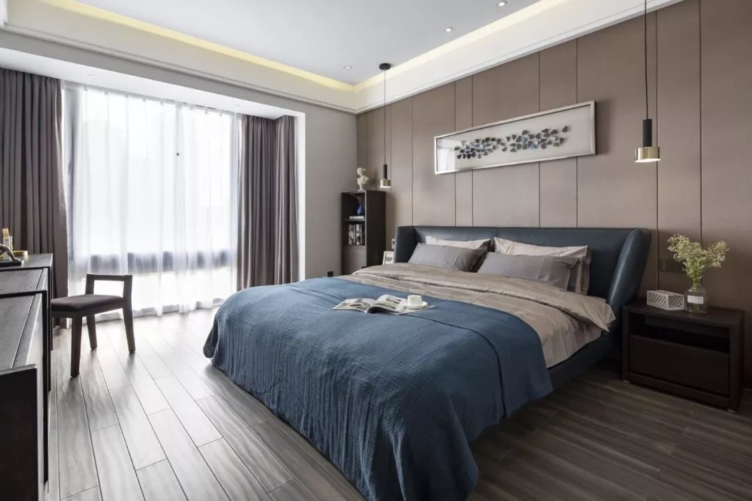 墙的硬包板时,在中间加入金属边框线条的装饰,也能使得卧室氛围更加