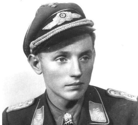 美国二战时期的名将道格拉斯·麦克阿瑟,就曾称赞哈特曼是创造史无前