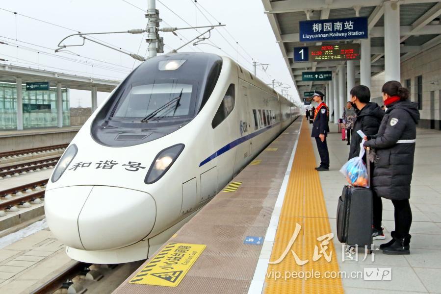 1月18日,一列重联动车组列车缓缓驶入兰新高铁柳园南站.