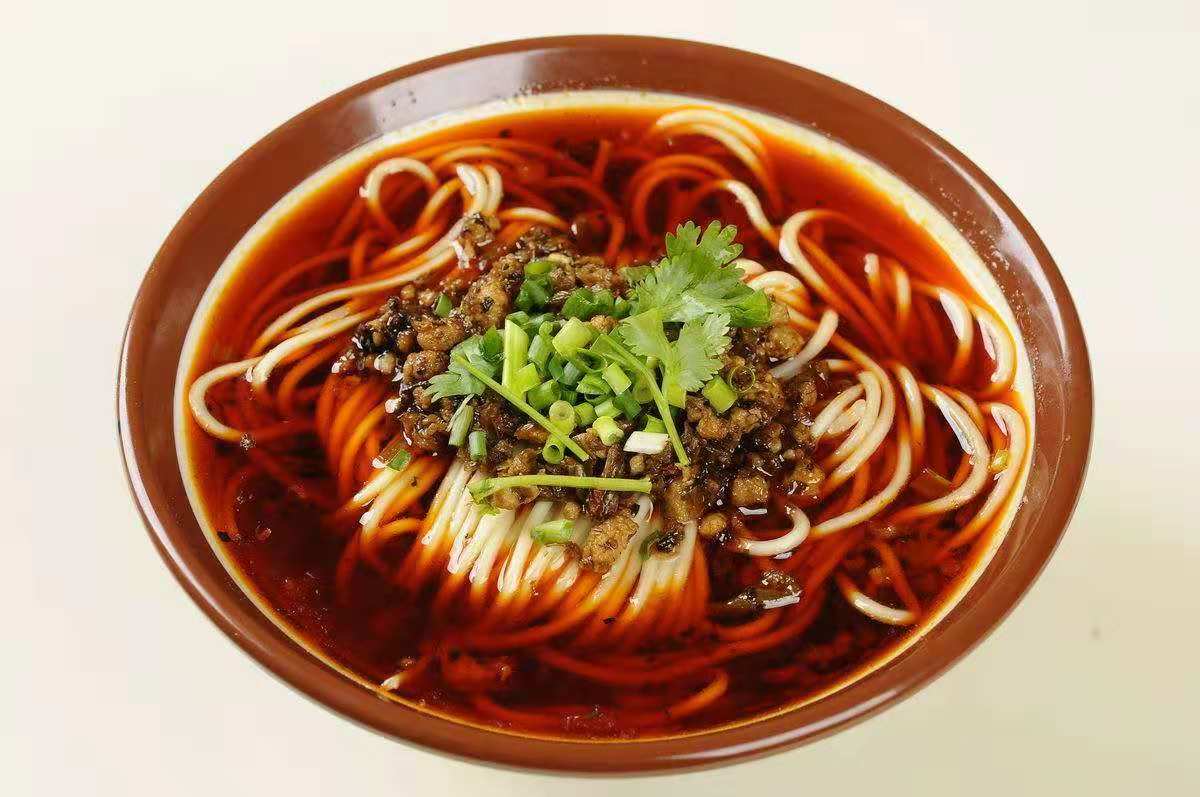 一道开胃美食,酸辣红油汤面带给你别样的感觉!