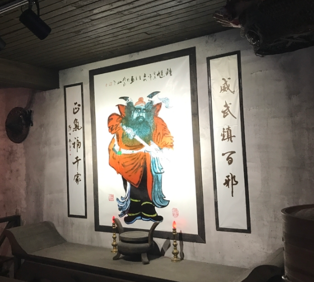 人皮客栈 楼上是按照孙二娘人肉包子店布置的,昏暗的灯光下安置着厚重