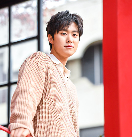 近日,韩国首尔,孔明在接受采访时拍摄了一组写真.