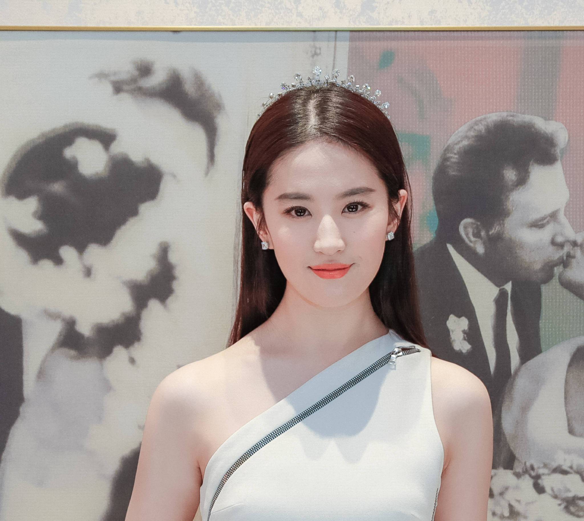 美到窒息!刘亦菲身穿粉裙扎丸子头,少女气息满满!