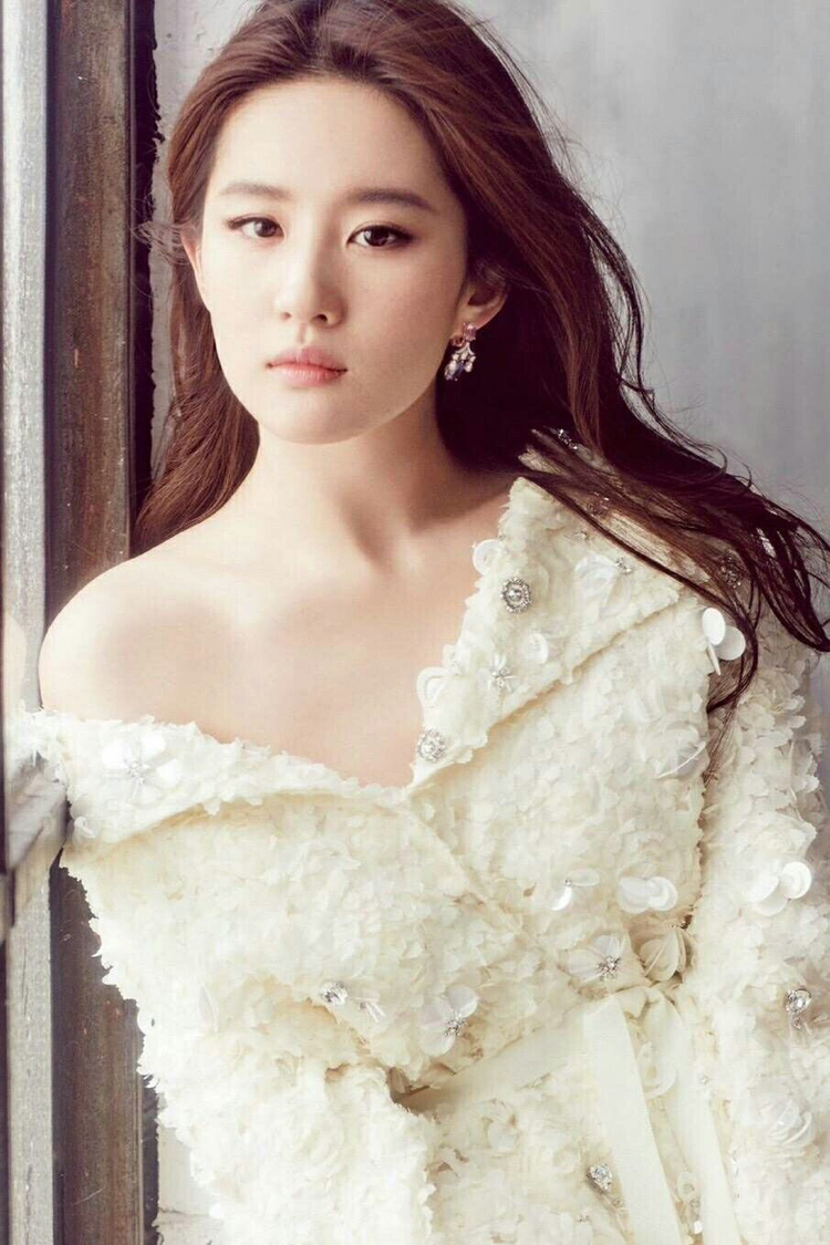 刘亦菲童年万圣节照片曝光,完美侧颜仪态似大家闺秀,小仙女本仙