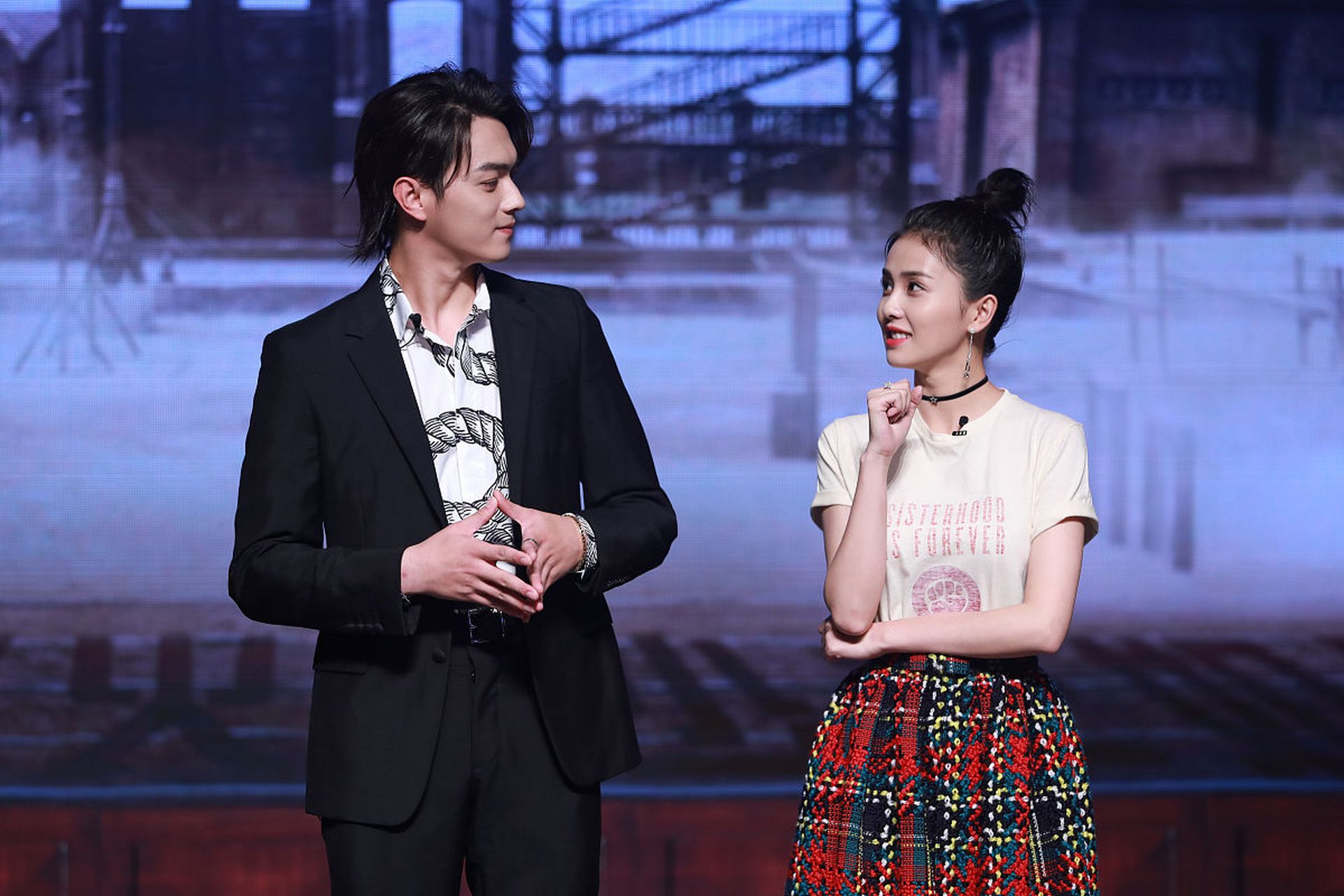 原来许凯这么高啊!比白鹿高这么多!丸子头的白鹿好可爱!