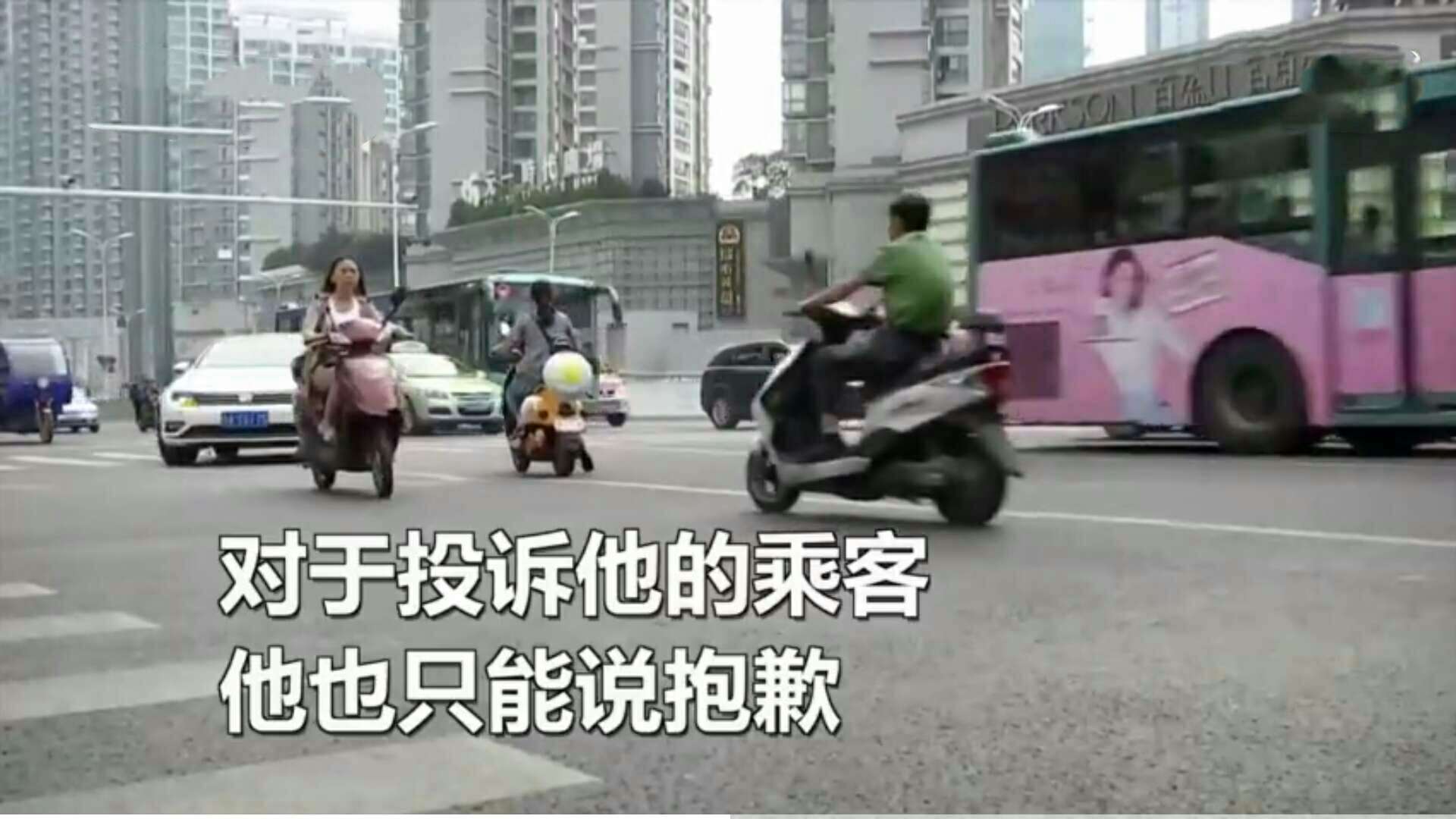 网约车大叔带着病妻出车,相濡以沫25年24小时守护:妻子在家就在