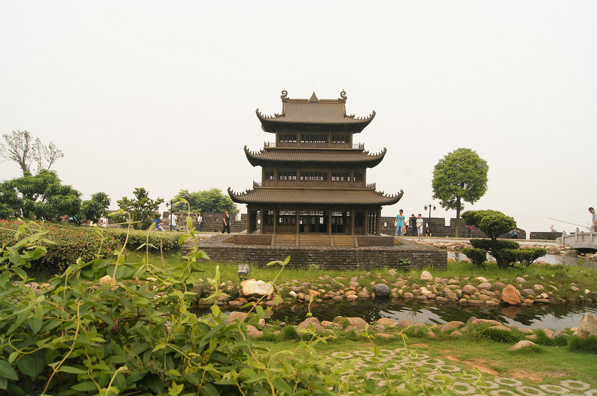 仲夏巡游指南#岳阳楼位于湖南,坐落在洞庭湖旁,夏日的日落时分,登楼