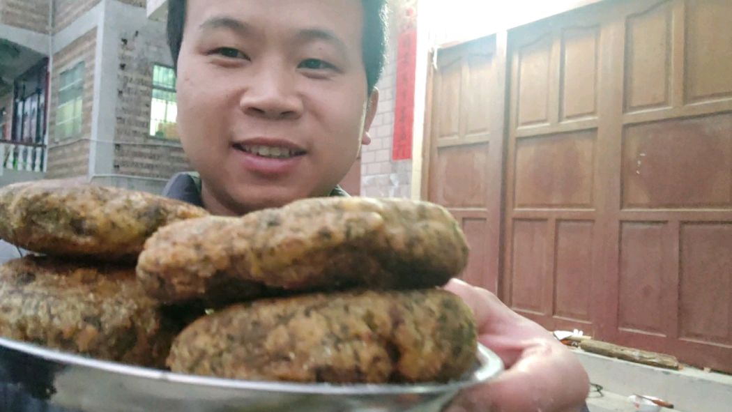 用野菜做成狗屎粑,味道确实不错哦