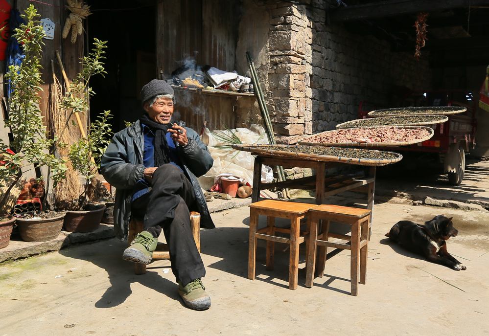 老一辈农民种地都交了公粮,该给他们发退休金养老吗?