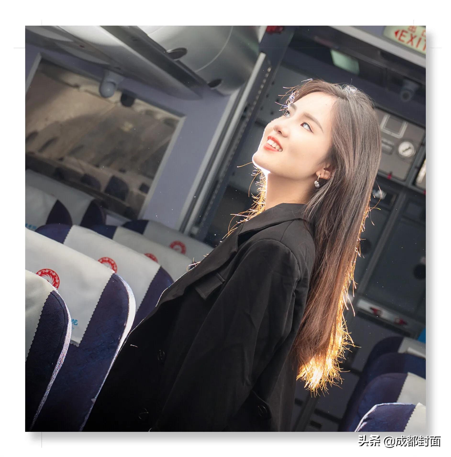 成都网红小姐姐刘颖莹:读大一梦想当空姐