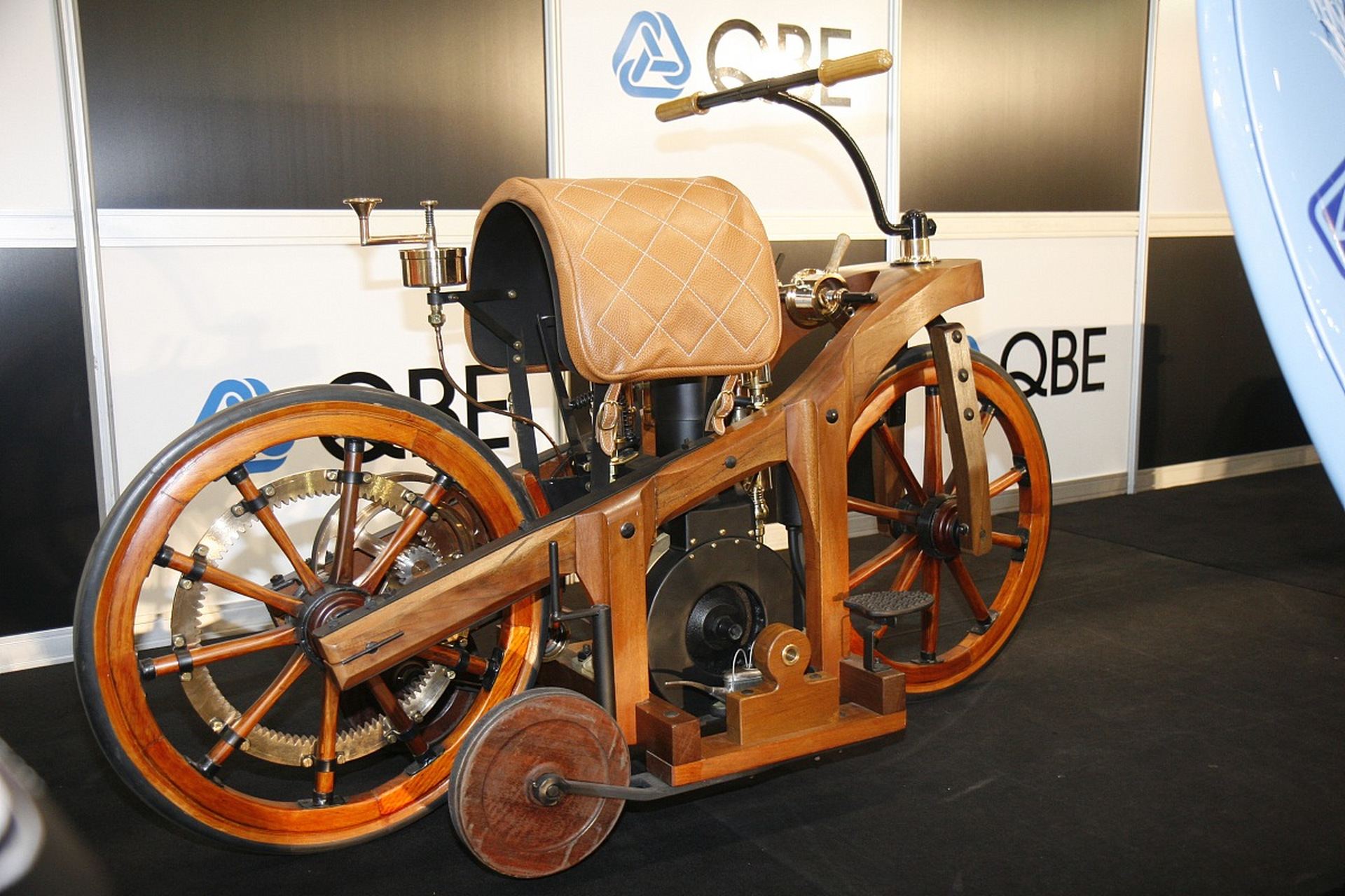 1885年8月29日,世界第一辆摩托车在德国问世.