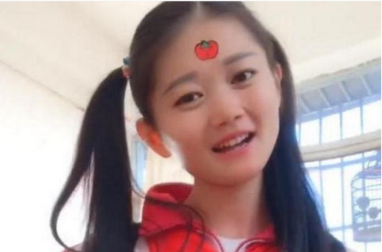 "童颜大妈"走红,穿女儿校服嘟嘴卖萌,网友:天山童姥转世?